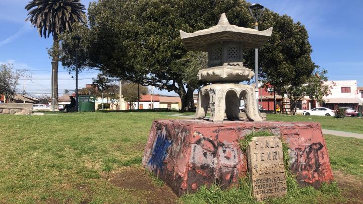 Linterna de piedra en la Plaza Tenri de La Serena