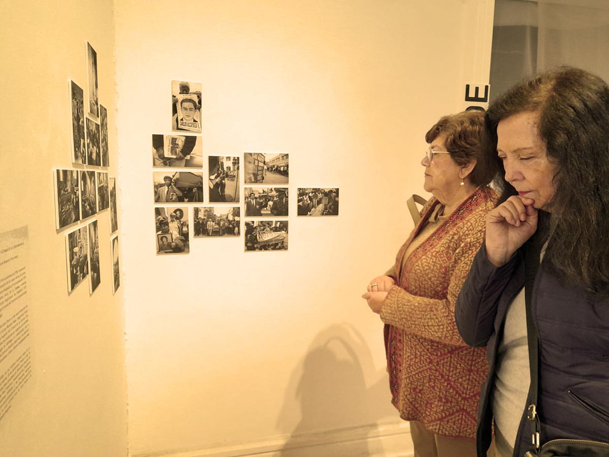 Asistentes recorriendo la exposición