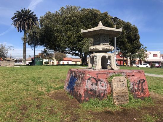 Linterna de piedra en la Plaza Tenri de La Serena